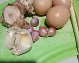 Foto langkah ke 1 dari resep Telur ceplok asam pedas.
