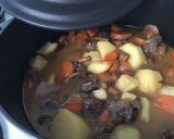 Foto del paso 5 de la receta: Morcillo de ternera guisado en cocotte con setas