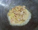 A picture of step 1 of Stir-Fried Glass Noodles with Green Curry Paste.