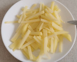 Foto del paso 2 de la receta: Revuelto de Berenjena asada con Sobrasada, Cebolla caramelizada y Patatas fritas