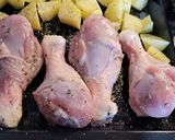Foto del paso 2 de la receta: Muslitos de pollo con patatas y salsa de almendras
