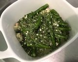 Une image de l'étape 4 de Piments verts indiens confits à l'ail, herbes et citron.