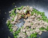 รูปขั้นตอนการทำที่ 3 ของ กะเพราหมูสับ เต้าหู้ไข่ คลีน
