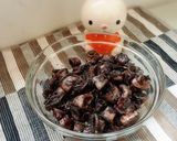 Foto langkah ke 5 dari resep TUMIS CUMI HITAM Simple.
