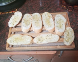 Foto del paso 1 de la receta: Tostas al ajillo con picada de tomate, aceitunas y jamón serrano