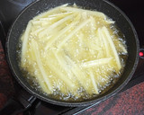 Foto del paso 2 de la receta: Huevos fritos con papas y chistorra método tradicional