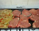 Foto del paso 2 de la receta: Costeletas de cerdo y colchón de verduras y huevo a la plancheta