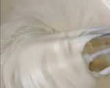 Foto del paso 2 de la receta: Budín de yogur y dulce de leche🧉