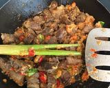 Foto langkah ke 3 dari resep Oseng Mercon Sapi.
