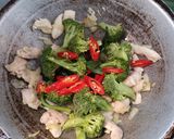 Foto langkah ke 5 dari resep Cah ayam brokoli.