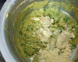 A picture of step 2 of Palak pakoda.