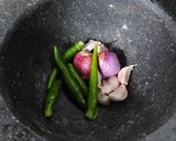 รูปขั้นตอนการทำที่ 2 ของ กะเพราหมูชิ้นไข่เยี่ยวม้า