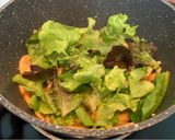 รูปขั้นตอนการทำที่ 4 ของ ผัดกะเพราหมูยอและอกไก่ (เมนูเคลียร์ตู้เย็น)
