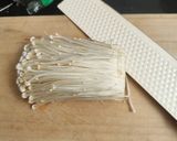 Foto langkah ke 2 dari resep Enoki Crispy.