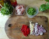 Foto langkah ke 1 dari resep Chicken Pad Kra Pao / Pad Kra Pao Gai 🇹🇭.