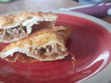 Empanada de mechada, cebolla caramelizada y queso azul