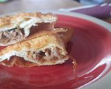 Foto del paso 4 de la receta: Empanada de mechada, cebolla caramelizada y queso azul