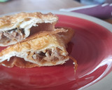 Foto del paso 4 de la receta: Empanada de mechada, cebolla caramelizada y queso azul