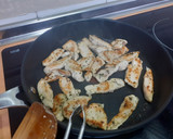 Foto del paso 2 de la receta: Tiras de pechuga de pollo caprese