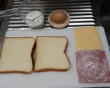 รูปขั้นตอนการทำที่ 1 ของ Ham Cheese French Toast Sandwich
