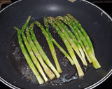 Foto del paso 4 de la receta: Espárragos trigueros a la plancha