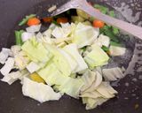 Foto langkah ke 2 dari resep Sop Sayur Tumis.