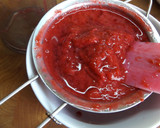 Foto del paso 2 de la receta: Bizcocho bicolor de vainilla y frutos rojos