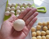 Foto langkah ke 6 dari resep Onde-onde Isi Kacang Hijau Kokoh dan Empuk (bisa di "freezer").