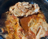 Foto del paso 4 de la receta: Milanesa de puerco 🐷 en salsa roja