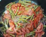 صورة لخطوة 3 من وصفة فاصولياء الخضراء بالطماطم🍅🍅🥘