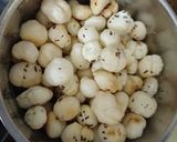 A picture of step 2 of Sattu Makhana laddu.