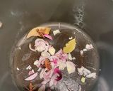 A picture of step 2 of Pork Hock Braised with Coke and Jujube.