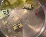 Foto del paso 1 de la receta: Salsa de queso azul y nueces para carnes - especial Navidad