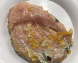 Foto del paso 4 de la receta: Pollo relleno de queso con espinaca