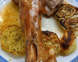 Foto del paso 1 de la receta: Pierna de cordero lechal al horno con patatas y cebolla