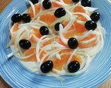 Foto del paso 3 de la receta: Ensalada de naranja, cebolla y aceitunas negras 🍊🍋