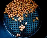 Hình bước làm 2 của món Lạc rang bằng NCKD