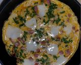 Pas rețetă Omletă cu roșii, mozzarella, salam, cașcaval și pătrunjel 7 fotografie
