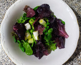 Foto del paso 2 de la receta: Ensalada fresca de brotes tiernos, pimiento verde y cebolleta