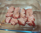 Foto del paso 2 de la receta: Salmón al horno con bacon y cebolla caramelizada
