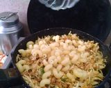 A picture of step 4 of Chicken veg macroni roll.