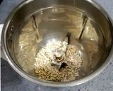 A picture of step 2 of Oats & Banana Milk Shake.