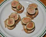Foto del paso 2 de la receta: Pan con queso de cabra, cebolla caramelizada e higo fresco