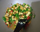 Foto langkah ke 4 dari resep Oseng Bunga Bawang Dan Tahu.