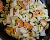 Foto del paso 2 de la receta: Pechuga de pollo con apio y cebolla