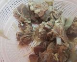 A picture of step 1 of Mutton yaqni pulao.