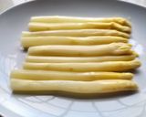 Foto del paso 1 de la receta: Espárragos gratinados con pimientos y atún