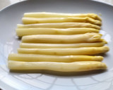 Foto del paso 1 de la receta: Espárragos gratinados con pimientos y atún