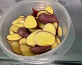 Une image de l'étape 1 de Pommes de terre grillées aux herbes et épices.