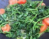 Hình bước làm 3 của món 🌱 Cải Xoong Xào Cà Chua (Vegan)